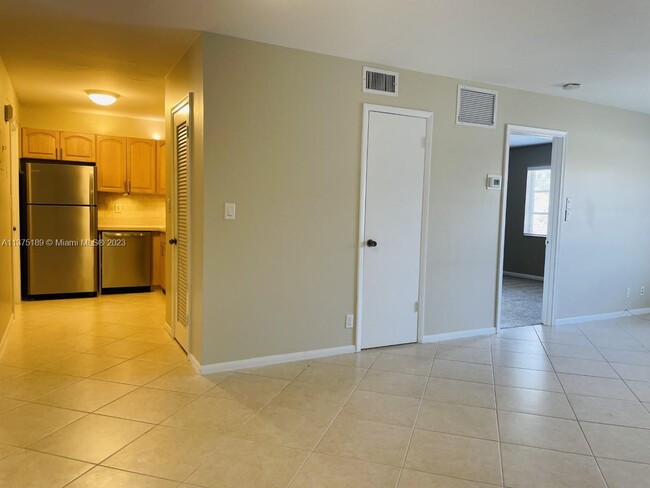 Building Photo - 12 NE 19th Ct