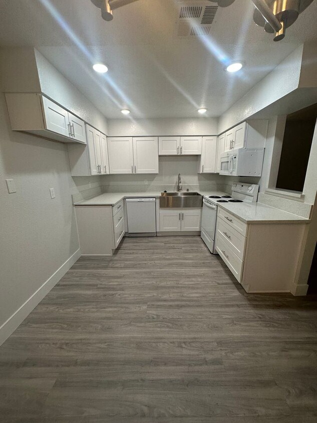 Primary Photo - Newly remodeled 1 bedroom condo in Desert ...