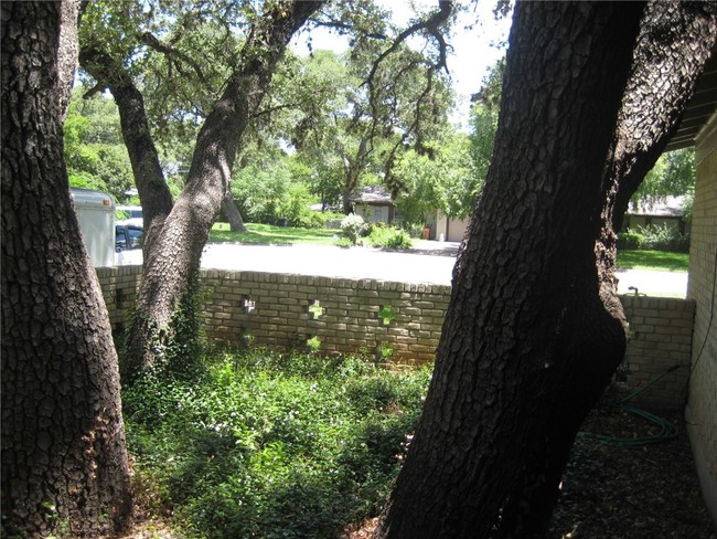 Building Photo - 2007 Oakglen Dr