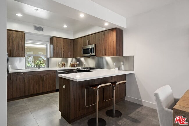 Building Photo - 11023 Fruitland Dr