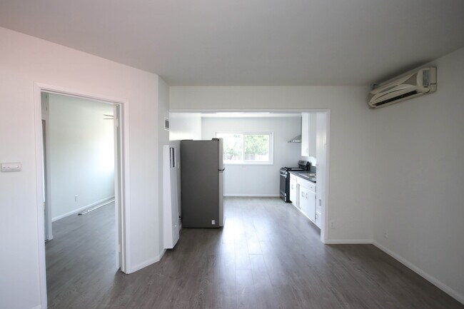 Building Photo - 9416 Las Tunas Dr