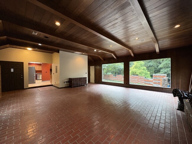 Foto del edificio - 4600 NW Cornell Rd