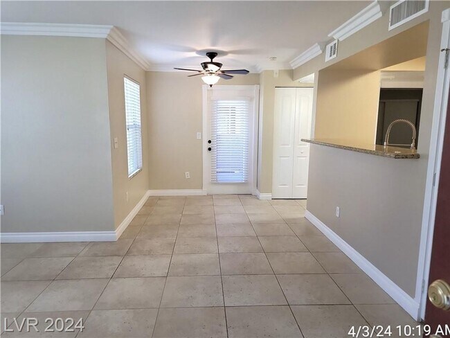 Foto del edificio - FANTASTIC 1ST FLOOR UNIT IN GATED COMMUNIT...