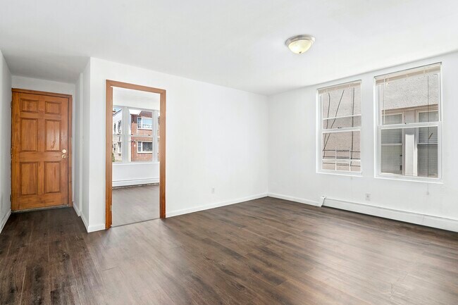 Building Photo - TOWNHOUSE 3 BED WITH A CAR SPOT!