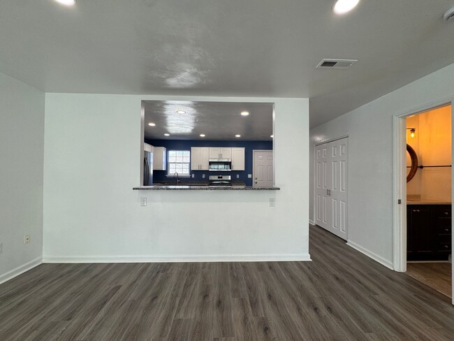 Foto del edificio - 4 Bedroom Townhome Near Patrick Henry Drive