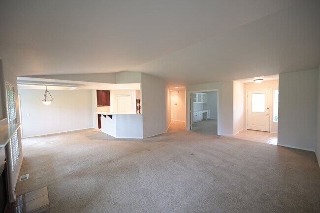 Foto del edificio - 2 bed + office, 2 bath, 2 car garage condo...