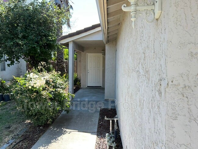 Building Photo - 8068 Kingsdale Way