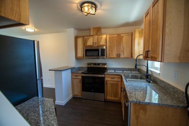 Building Photo - S St 7 plex