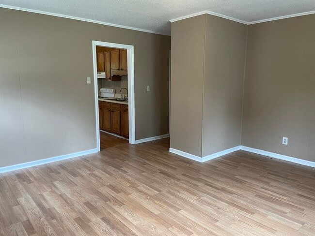 Building Photo - 2 Bedroom Home Convenient to Bennett Colle...