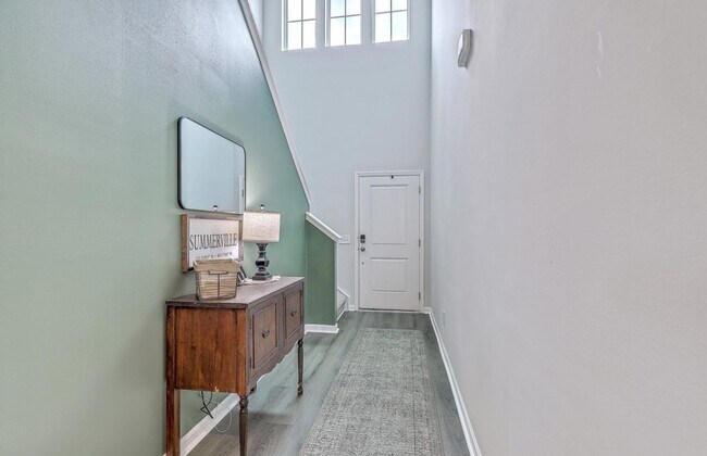 Foto del edificio - Like-New Pond Lot Home with First-Floor Pr...