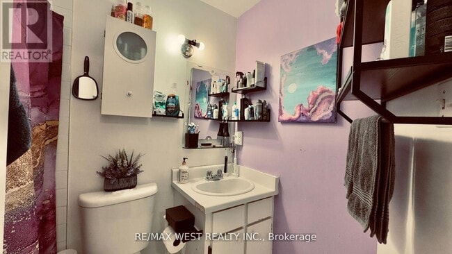 Building Photo - 1061 Bathurst St