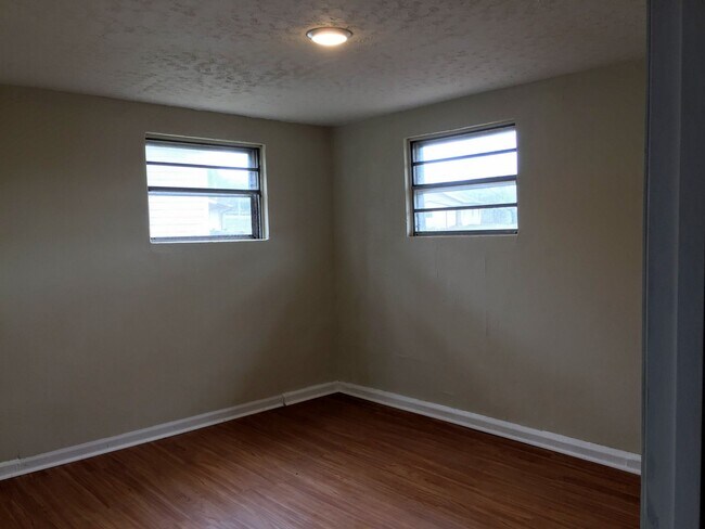Building Photo - 2 Bedroom