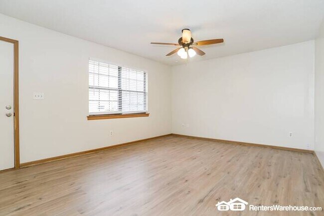 Building Photo - 2 Bed 1 Bath Side by Side Duplex For Rent!...