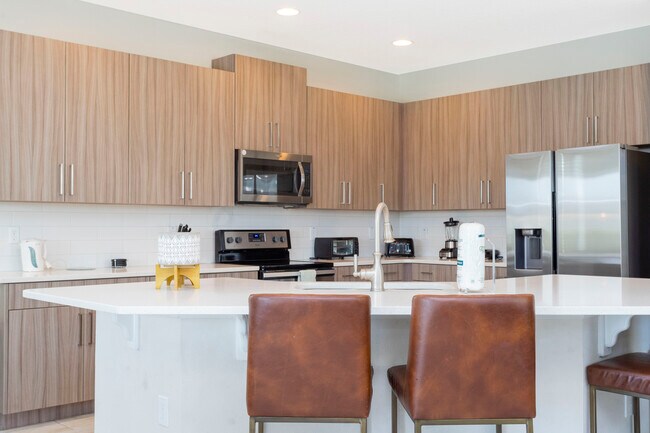 Building Photo - 7650 Fairfax Dr