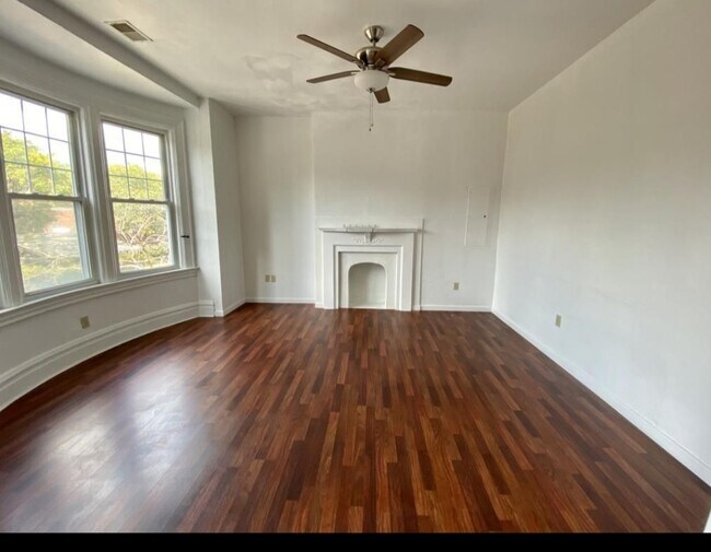 Building Photo - 213 Amber St