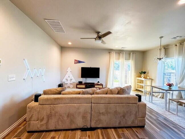 Foto del edificio - 3 Bed 2 Bath in NW OKC