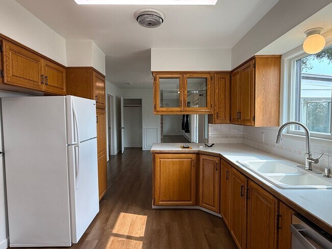 Foto del edificio - 2 Bedroom 1 Bath 1500 Sq/Ft home on Acreage in Medical Lake with 3 Car Garage & Out Building