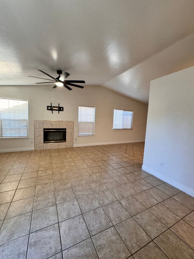 Foto del edificio - SW Home 3bed 2bath + office space $2300rent/deposit