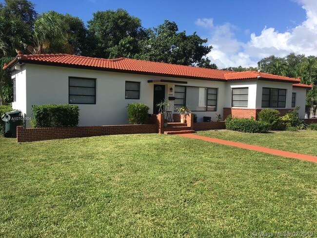 Foto del edificio - 844 NE 121st St