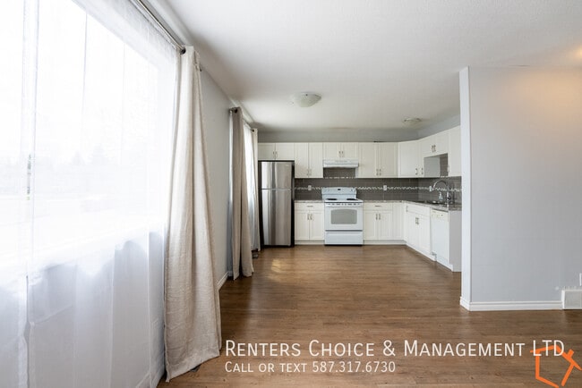 Building Photo - 2 Bedroom Main Floor, Assigned Parking, Utilities Included