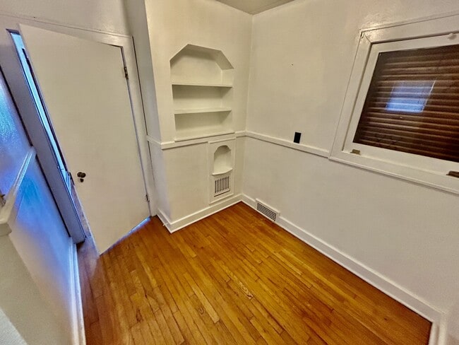 Building Photo - 1030 E 8th St