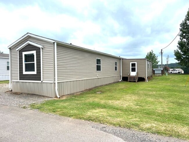 Building Photo - University Estates 63