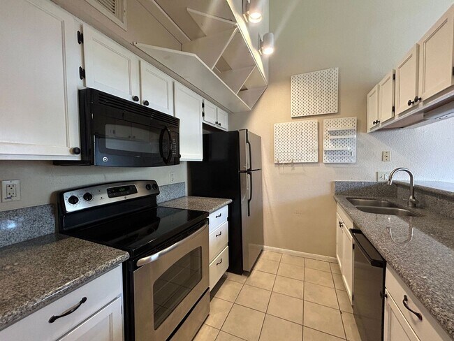 Foto del edificio - well-kept condo features 2 spacious bedroo...