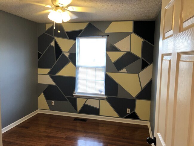 Dormitorio n.° 2 con ventilador de techo y armario grande - 101 Bowers Ct