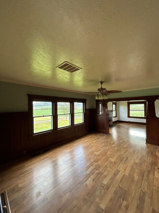 Building Photo - Spacious 5 bedroom Farmhouse Outside of Ca...