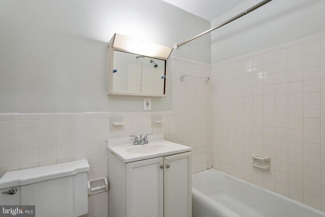 Foto del edificio - 8032 Lakecrest Dr