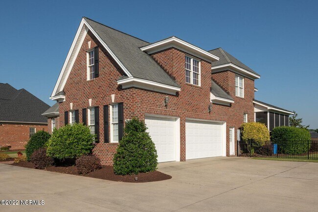 Foto del edificio - 704 Golf View Dr