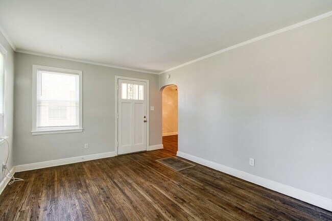Building Photo - Classic Midtown Duplex
