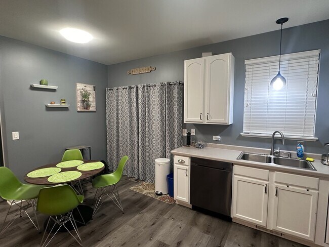 Building Photo - 287 Evergreen Cir