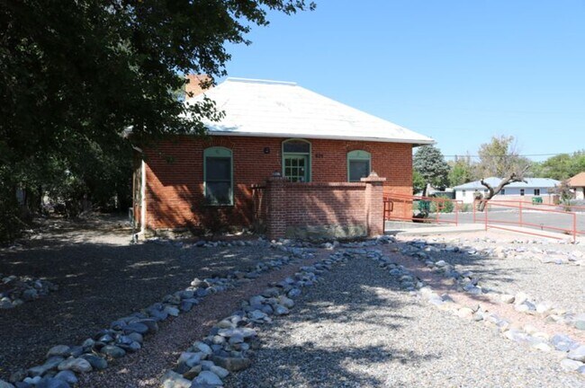 Building Photo - 615 N Butler Ave