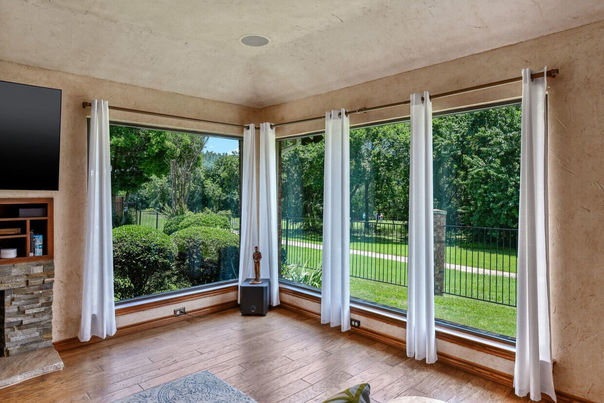 Vista relajante del campo de golf y del cinturón verde desde la ventana de la sala de estar - 7300 Augusta Cir