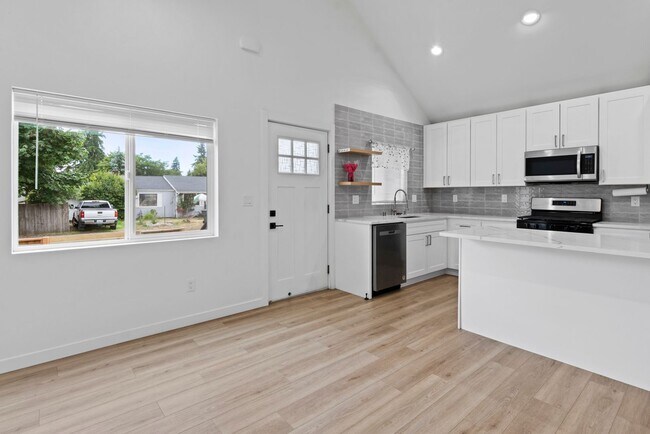 Foto del edificio - Modern 3-Bed Home Near JBLM with Vaulted C...