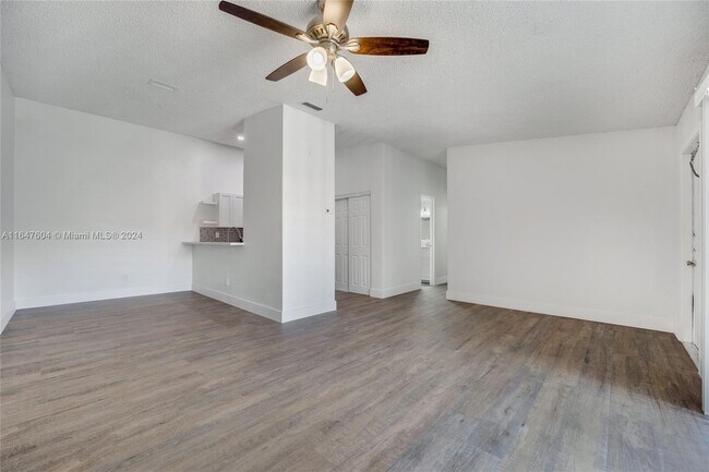 Foto del edificio - 18220 Mediterranean Blvd