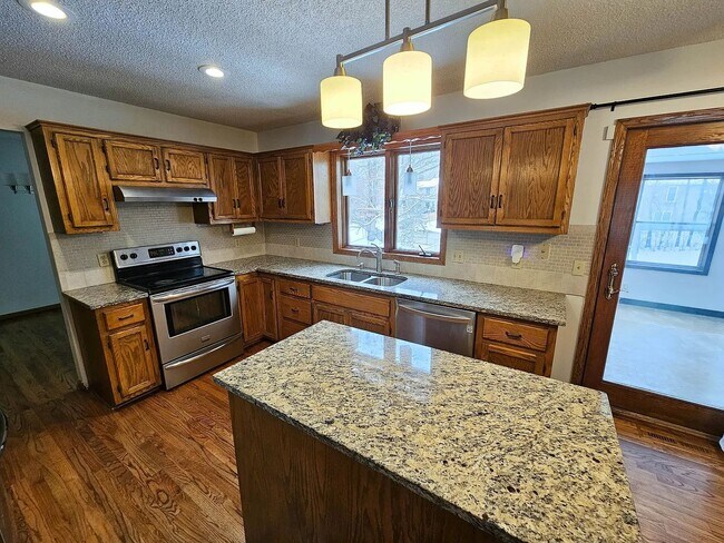 Foto del edificio - Beautiful 5 Bedroom 3 Bath Home for Rent in Lakeville!! Available NOW!