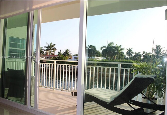 Foto del edificio - 9500 W Bay Harbor Dr