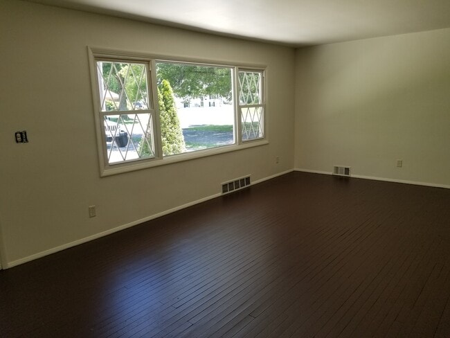 Building Photo - 3030 Green Acres Dr