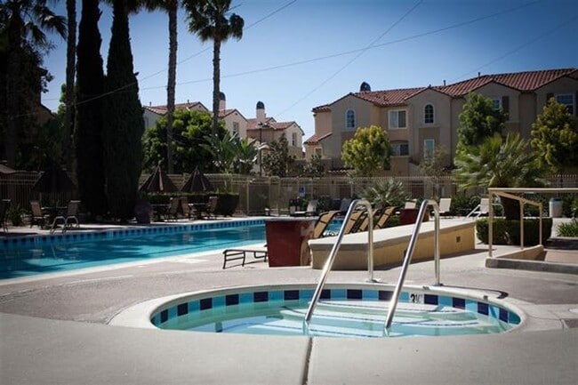 Building Photo - Modern Tri-Level Townhome – Bright, Spacious & Ready to Move In!