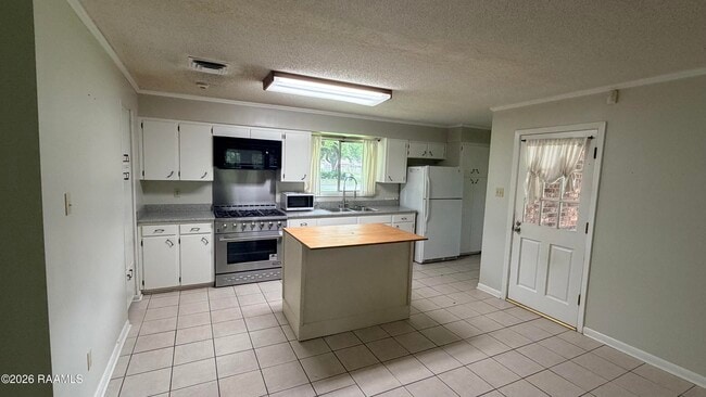 Building Photo - 301 Marie Antoinette St