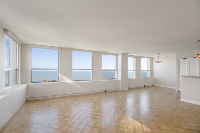 Building Photo - 2626 N Lakeview Ave