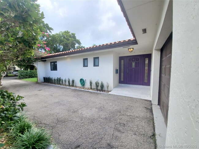 Building Photo - 815 Valencia Ave