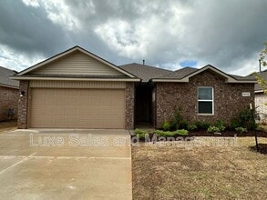 Building Photo - 10516 SW 41st Pl
