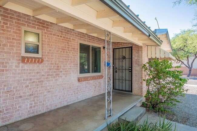 Foto del edificio - Charming Central Tucson Home with Versatil...