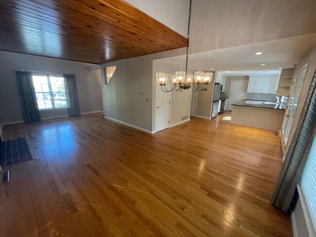 Building Photo - Beautiful 2 Bedroom Townhouse