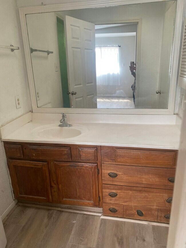 Foto del edificio - 6418 Gladewell Dr
