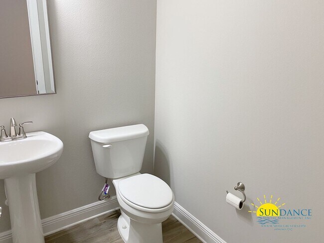 Building Photo - Luxury Home in East Navarre!