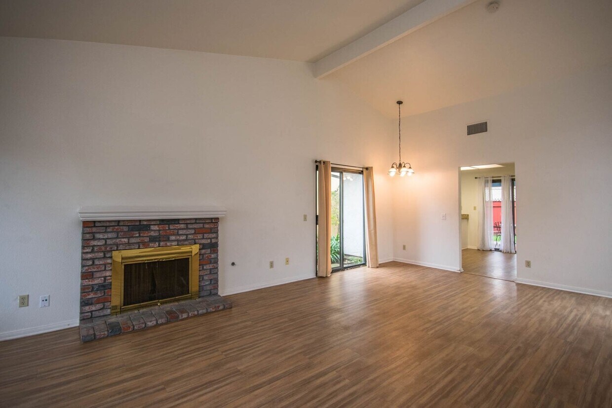 Primary Photo - Light Bright 2BR/2BA Home in Oceanside!!!